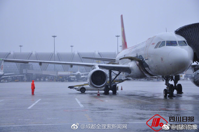 香港举办第十个“全民国家安全教育日”专题展览开幕式截图3